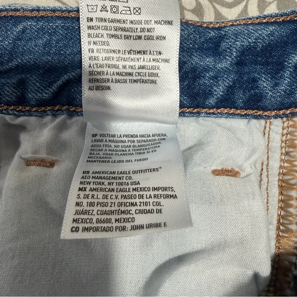 2/$25 American Eagle Outfitters Highest Rise Mom Jean Cotton Regular Distressed - Picture 8 of 8